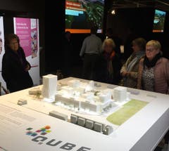 Besucherinnen eines Infoanlasses zum Projekt beäugen das Modell des geplanten Quartiers. (Bild: hor (Ebikon, 27. November 2018))