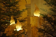 Das Licht der Kerzen wärmt unsere Herzen, beim Kircheneingang in Zell (Bild: Isidor Rösch (Zell, 19. Dezember 2018))