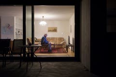 Toni Steiner schaut in seiner Wohnung die Tagesschau. (Bild: Benjamin Manser)