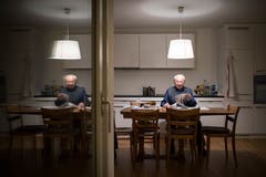 Toni Steiner zuhause an seinem Küchentisch. (Bild: Benjamin Manser)