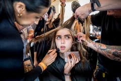 Ein Model während dem Styling vor der London Fashion Week. (Bild: Tolga Akmen (London, 15. September 2018))
