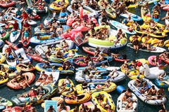 Die Zuschauerinnen und Zuschauer am RedBull Cliff Diving World Series in Sisikon drängen sich auf dem Wasser vor der Sprungstelle. (Bild: Jakob Ineichen (Sisikon, 5. August 2018))