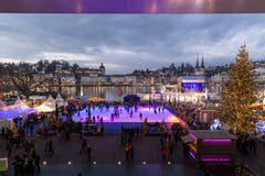 Eisfeld vor dem KKL, im Hintergrund die SRF-Sammelaktion «Jeder Rappen zählt» 2018. (Bild: Roman Beer (Luzern, 20. Dezember 2018))