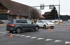 Inwil - 21. Dezember 2018Kurz vor 8 Uhr kollidierten an der Oberhofenkreuzung zwei Autos. Wie es dazu kam, ist noch unklar. Beide Fahrer wurden verletzt, auf eine Spital wurde dennoch verzichtet. Der Sachschaden beläuft sich auf zirka 29'000 Franken. (Bild: Luzerner Polizei)