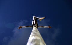 Ein indischer Student praktiziert verschiedene Posen des sogenannten Stangen-Mallakhamba. Dieses Ganzkörpertraining wurde schon vor Jahrhunderten von Ringern und Kriegern praktiziert. (Bild: Divyakant Solanki/EPA (Mumbai, 27. April 2018))