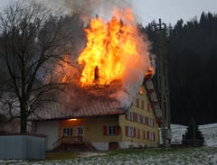 Marbach - 21. Dezember 2018In einem Wohnhaus in Marbach ist am Freitagvormittag ein Brand ausgebrochen. Die Feuerwehr hat den Übergriff der Flammen auf ein unmittelbar daneben stehendes Gebäude verhindern können. Das alte Bauernhaus indes wurde vom Feuer zerstört.