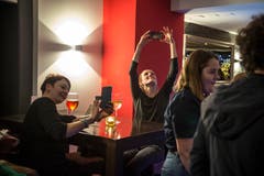 Die Band fällt den Gästen der Braui auf: Sie werden fleissig fotografiert und um Selfies gebeten. (Bild: Dominik Wunderli (22. Dezember 2018)