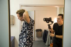 Einen letzten Blick in den Spiegel: Leadsänger Stefan Buck in der Garderobe kurz vor dem Auftritt. (Bild: Dominik Wunderli (22. Dezember 2018)