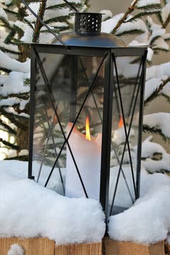Laterne verbreitet weihnachtlichen Glanz im Schnee. (Bild: Edith Tanner (Willisau, 15. Dezember 2018))