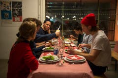 Beim Essen vor dem Auftritt in der Braui. (Bild: Dominik Wunderli (22. Dezember 2018)