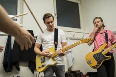 Christoph Schröter (links) und Philipp Morscher (rechts) beim Einsingen in der Garderobe. (Bild: Dominik Wunderli (22. Dezember 2018)