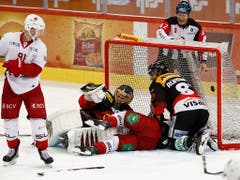 Ligarekord: Bern-Goalie Leonardo Genoni hielt gegen Lausanne seinen Kasten rein und feierte den sechsten Shutout der Saison (Bild: KEYSTONE/PETER KLAUNZER)