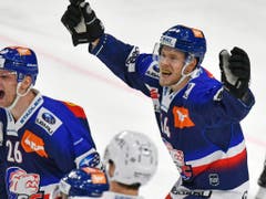 Endlich wieder einmal Jubel: Simon Bodenmann (re.) und Victor Backmann kamen mit den ZSC Lions zu einem knappen Sieg (Bild: KEYSTONE/WALTER BIERI)
