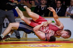 Willisau Lions Jonas Bossert (rot) gegen RS Kriesserns Ramon Betschart (blau) im Kampf in der 86-kg-Grecoklasse.