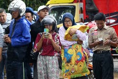 Menschen suchen vor einem Spital in Carita nach Verwandten unter den Opfern. (Bild: Achmad Ibrahim/AP (Carita, 23. Dezember 2018))