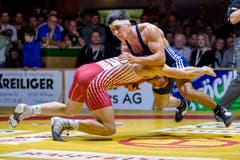 Willisau Lions Mirco Studer (rot) gegen RS Kriesserns Steven Graf (blau) im Kampf in der 74-kg-Freistilklasse.