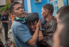 Ein Mann, der gerade einen Angehörigen identifiziert hat. (Bild: Fauzy Chaniago/AP (Carita, 23. Dezember 2018)