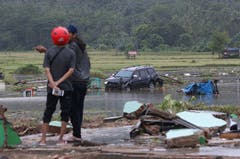 Einwohner in Carita nach dem Tsunami. (Bild: Achmad Ibrahim/AP (Carita, 23. Dezember 2018))