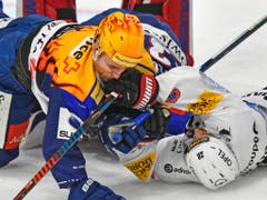 Fribourgs Tristan Vauclair am Boden: Gottéron verlor zum achten Mal in den letzten zehn Spielen (Bild: KEYSTONE/WALTER BIERI)