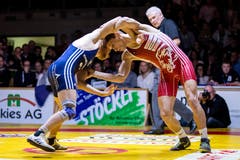 Willisau Lions Timon Zeder (rot) gegen RS Kriesserns Urs Wild (blau) im Kampf in der 57-kg-Freistilklasse.