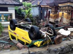 Auto umgestossen: Der Tsunami zerstörte in Anyer in Indonesien ganze Strassenzüge. (Bild: KEYSTONE/EPA BNPB/BNPB / HANDOUT)