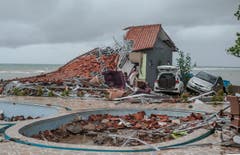 Dieses Haus stürzte wie ein Kartonhaus in sich zusammen. Bild: Fauzy Chaniago / AP)