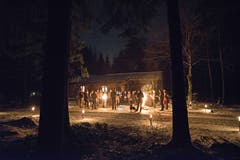 Die letzte laute Jagd ist vorüber. Die Jägerfamilie feiert Waldweihnacht vor dem Jagdhaus. (Werner Hüsler (16. Dezember 2018))