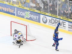 Freude über den entscheidenden Penalty: Marc Wieser bezwingt Ambri-Goalie Benjamin Conz und jubelt mit der Davoser Ostkurve (Bild: KEYSTONE/GIAN EHRENZELLER)