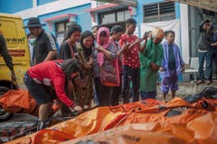 Suche nach Angehörigen unter den Opfern. (Bild: Fauzy Chaniago/AP (Carita, 23. Dezember 2018))