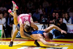Willisau Lions Dimitar Sandov (rot) gegen RS Kriesserns Gabor Molnar (blau) im Kampf in der 61-kg-Grecoklasse.