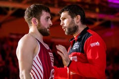 Willisau Lions Trainer Thomas Bucheli (R) spricht mit Lukas Bossert.