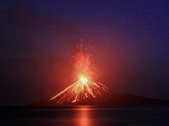 Als möglichen Grund für den Tsunami nennen Experten einen Ausbruch des Fulkans Anak Krakatau. (Bild: KEYSTONE/EPA/GHAZALI)