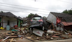 Zerstörte Autos und Häuser. (Bild: Achmad Ibrahim/AP (Carita, 23. Dezember 2018))