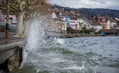Stürmisches Wetter am Zugersee. (Daniel Hegglin (22. Dezember 2018))