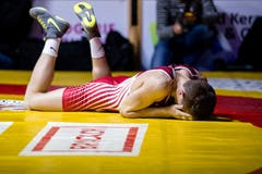 Willisau Lions Timon Zeder (rot) liegt enttäuscht auf dem Boden.