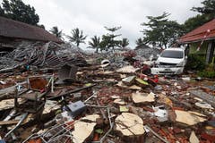 Die Schäden der Tsunami-Katatrophe sind enorm. Bild: Adi Weda / EPA