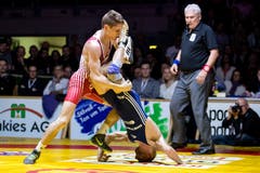 Willisau Lions Timon Zeder (rot) gegen RS Kriesserns Urs Wild (blau).