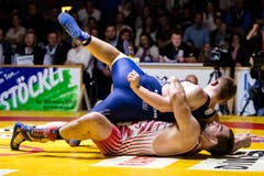 Willisau Lions Marco Riesen (rot) gegen RS Kriesserns Noel Hutter (blau) im Kampf in der 97-kg-Freistilklasse.