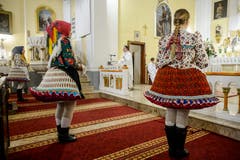 Gläubige nehmen in ihren Trachten an einer Mitternachtsmesse im Dorf Bujak, 84 Kilometer nordöstlich von Budapest in Ungarn teil. (Bild: Keystone/EPA/Peter Komka (Bujak, 24. Dezember 2018))