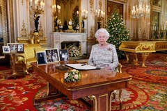Die britische Königin Elisabeth posiert für das Foto nach der traditionellen Weihnachtsansprache im Buckingham Palast. (Bild: John Stillwell/AP (London, 25. Dezember 2018))