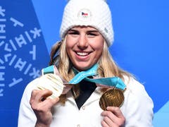 Sie schrieb die Geschichte der Olympischen Winterspiele in Pyeongchang: Die Tschechin Ester Ledecka gewann sowohl Gold mit den Ski im Super-G der Frauen als auch mit dem Snowboard im Parallel-Riesenslalom (Bild: KEYSTONE/EPA/CHRISTIAN BRUNA)
