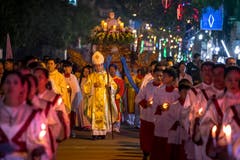 Vietnamesische Pilger während der durch Bischof Joseph Nguyen Nang angeführten Jesus-Prozession in Kim Son, das sich 120 Kilometer südlich der Hauptstadt Hanoi befindet. In der Gegend Ninh Binh gibt es besonders viele Christen. Zurückzuführen ist das auf das Wirken portugiesischer Missionare vor rund 400 Jahren. (Bild: Linh Pham/Getty (Kim Son, 24. Dezember 2018))