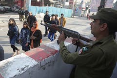 Unter grossen Sicherheitsvorkehrungen: Pakistanische Christen auf dem Weg zur Kirche. (Bild: K.M. Chaudary/AP (Lahore, 25. Dezember 2018))
