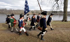 Weihnachten in der Vergangenheit: Reenactment-Darsteller John Godzieba (ganz rechts an der Spitze der Gruppe) spielt General George Washington nach. Dieser hatte am Weihnachtstag 1776 den Delaware River überschritten. (Bild: Jacqueline Larma/AP (Washington Crossing, 25. Dezember 2018))