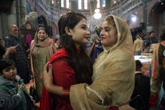 Pakistanische Christen grüssen einander nach der Weihnachtsmesse in einer Kirche in Lahore. (Bild: K.M. Chaudary/AP (Lahore, 25. Dezember 2018))