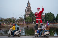 Ein gigantischer Weihnachtsmann schwimmt auf dem See vor der Phu-My-Kathedrale ausserhalb der Vietnamesischen Hauptstadt. In Vietnam, einem hauptsächlich buddhistischen Land, ist das Weihnachtsfest zwar keinem offiziellen Feiertag gleichgesetzt, trotzdem wird es vielerorts gefeiert. (Bild: Linh Pham/Getty (Hanoi, 23. Dezember 2018))