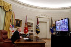 US-Präsident Donald Trump überbringt während einer Videokonferenz mit verschiedenen Soldaten in Guam, Qatar, Alaska und Bahrain seine Weihnachtswünsche. (Bild: Jacquelyn Martin/AP (Washington, 25. Dezember 2018))