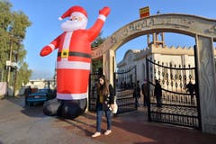 Irakische Christen verlassen eine Kirche in der assyrischen Stadt Qaraqosh 13 Kilometer östlich von Mossul. Die Weihnachtsmesse fand unter grossen Sicherheitsvorkehrungen statt. (Bild: Murtaja Lateef/EPA (Qaraqosh, 25. Dezember 2018))