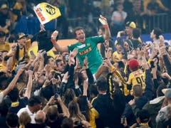 Das Warten hatte nach 32 Jahren ein Ende: Die Young Boys mit Torhüter Marco Wölfli gewannen erstmals seit 1986 wieder den Schweizer Meistertitel und qualifizierten sich später erstmals für die Champions League (Bild: KEYSTONE/PETER KLAUNZER)