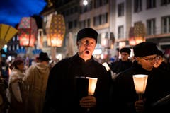 Sternsinger, die heiligen drei Könige und Lichtträger der Spielleute Luzern ziehen durch die Gassen in der Luzerner Altstadt (Bild: Luzerner Zeitung (Luzer, 22. Dezember 2018))